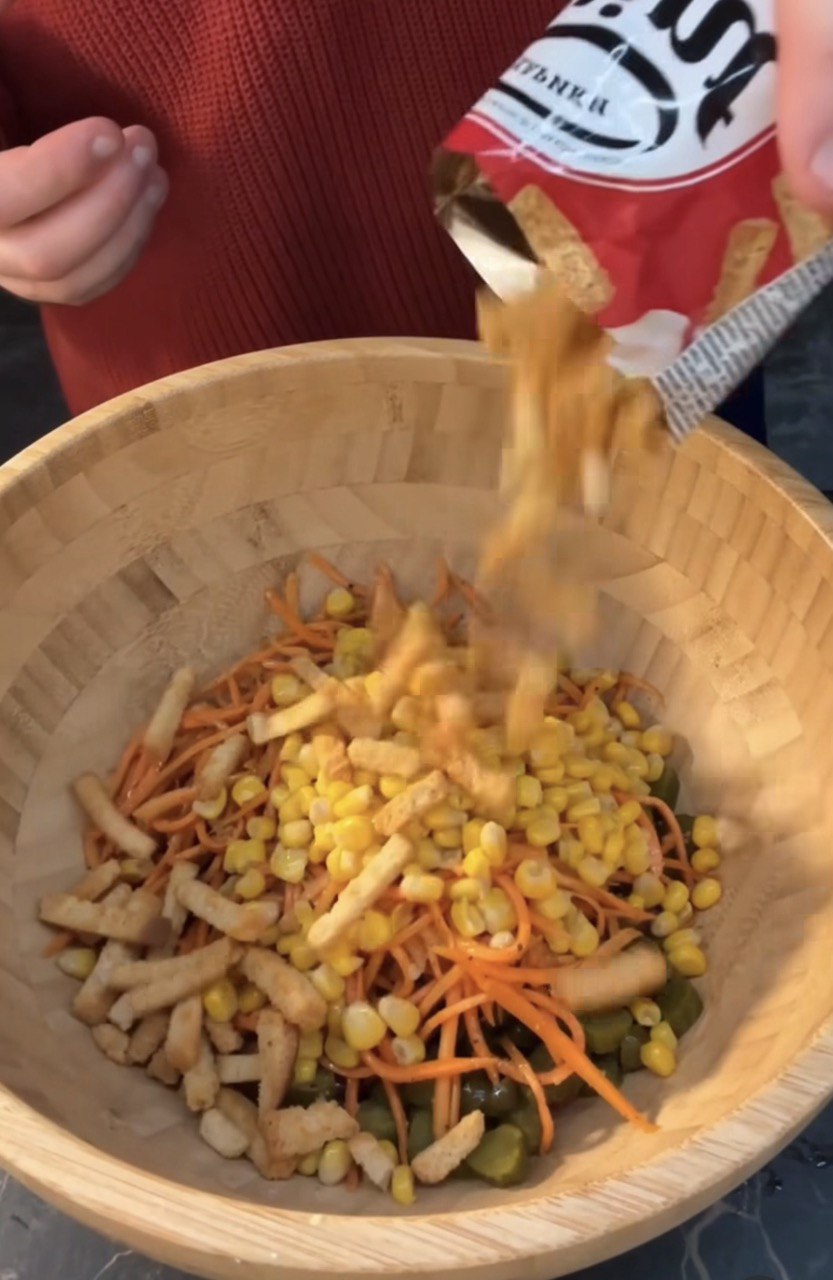 Швидкий рецепт салату з ковбасками: готується всього 5 хв