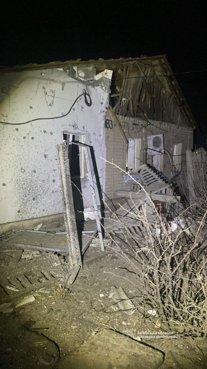 На Запоріжжі блекаут після атак ворога, пошкоджені приватні будинки: ОВА показала відео