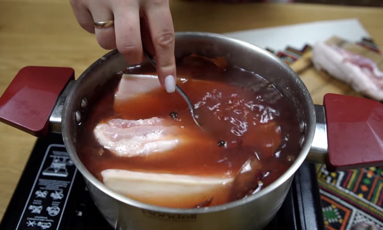 Сало "як копчене", але без диму: секретний спосіб у цибулевому лушпинні (відео)