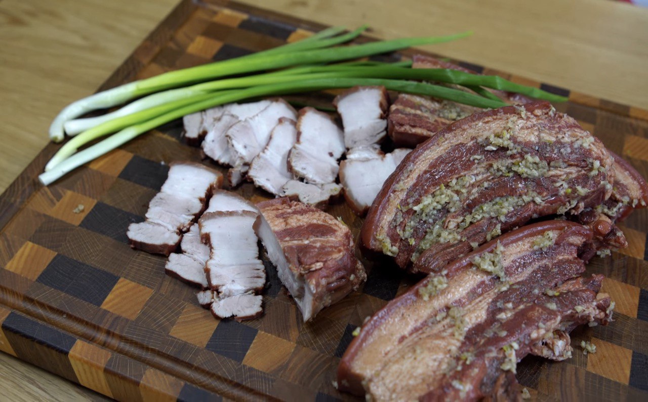 Сало "як копчене", але без диму: секретний спосіб у цибулевому лушпинні (відео)