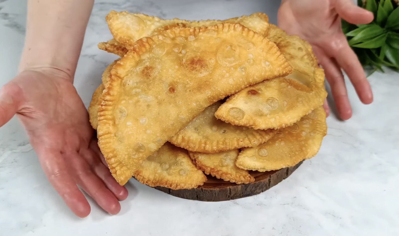 Секрет хрумких та ніжних чебуреків розкрито: просто додайте це у тісто