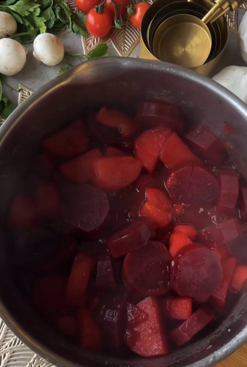 Крем-суп з цього овоча здивує своїм яскравим кольором: будуть їсти навіть діти