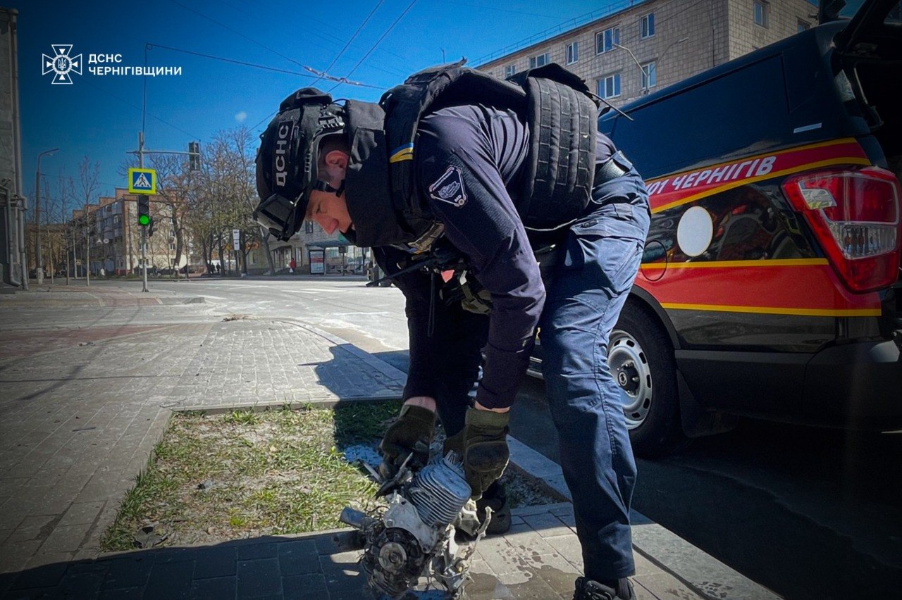 У Чернігові "Шахед" поцілив в адмінбудівлю в центрі міста