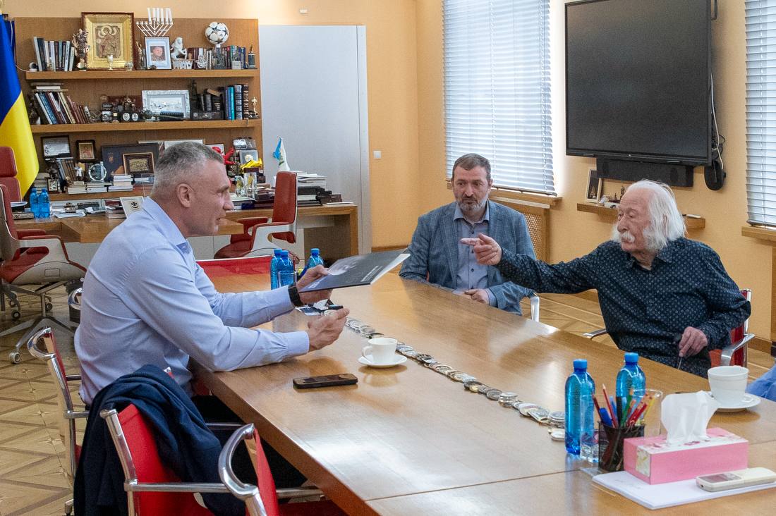Ювілей видатного художника. Кличко вручив Івану Марчуку "Знак пошани" від Києва