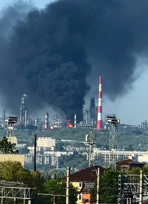 В России пылает мощный НПЗ после атаки дронов (фото, видео)