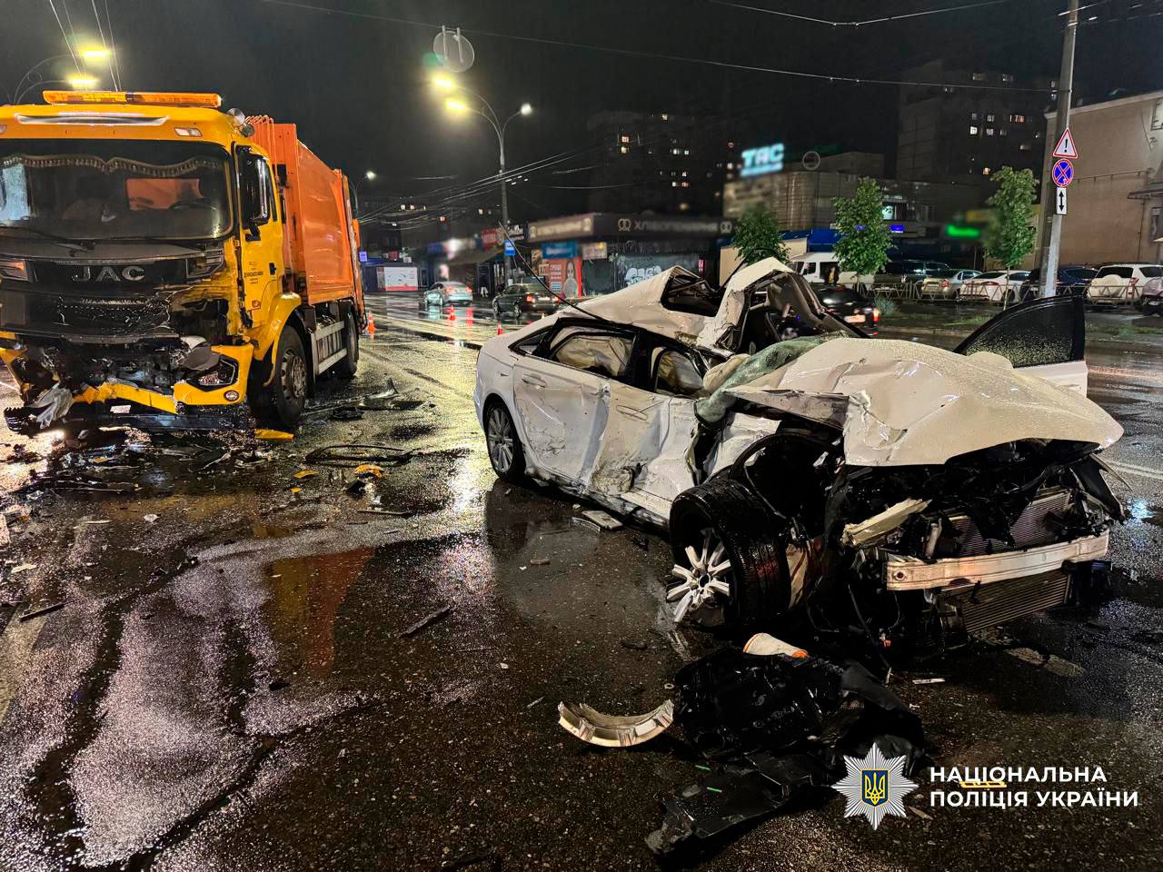 У Києві Audi влетіла у вантажівку на зустрічній смузі: поліція розповіла подробиці