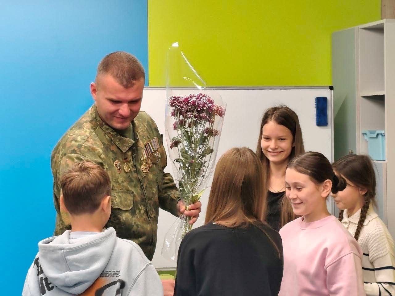 "Дайте зброю, піду добровольцем". Як ветеран переміг рак і розповідає дітям про війну