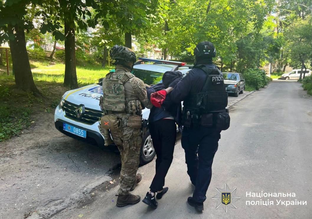 У Тернополі озброєний чоловік забарикадувався з жінкою в квартирі: перші подробиці