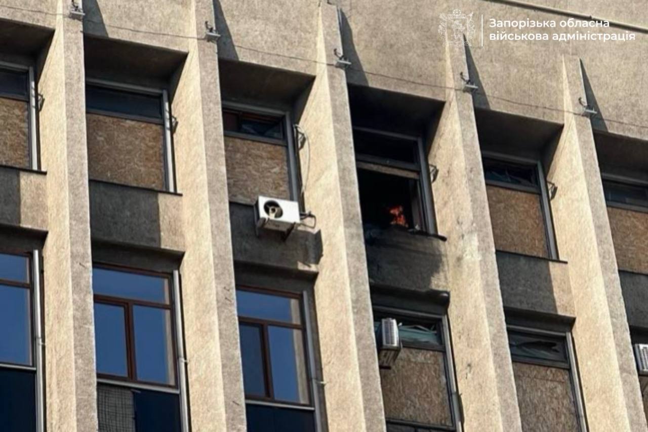 Россия ударила по зданию Запорожской ОГА (фото)