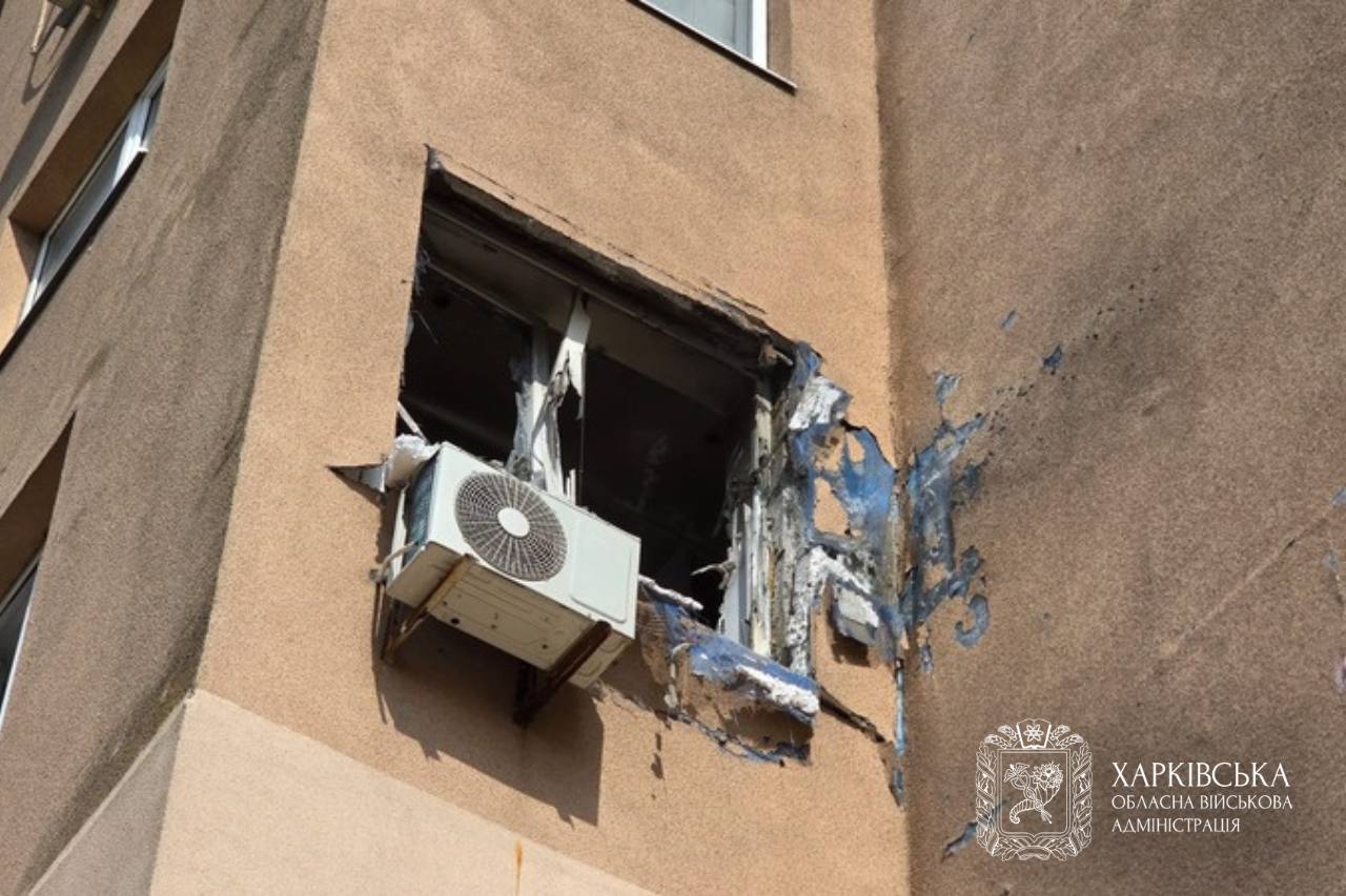 У Харкові дрон влетів прямо в квартиру в багатоповерхівці, зайнялась пожежа