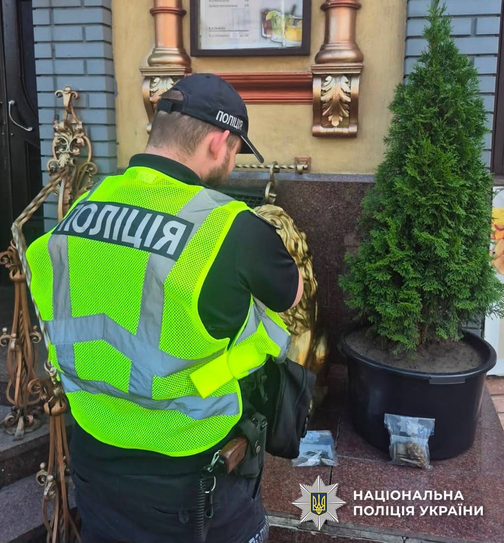Біля ресторану в Києві знайшли куртку з гранатами