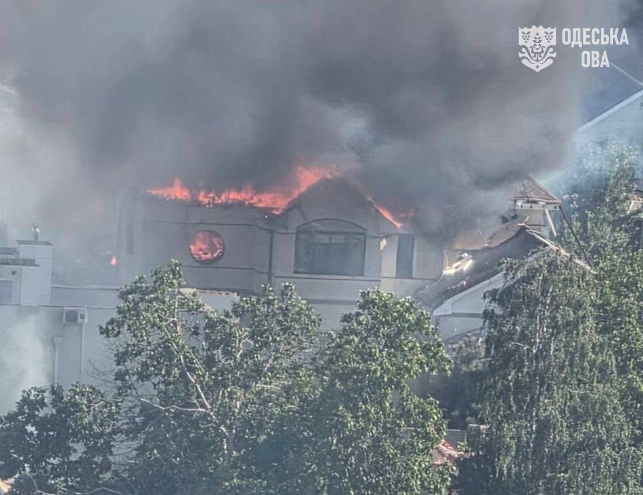Окупанти вдарили по приватному будинку на Одещині, спалахнула пожежа (фото)