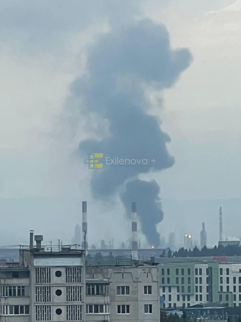 В Росії під атаку потрапив НПЗ, виникла велика пожежа (фото, відео)