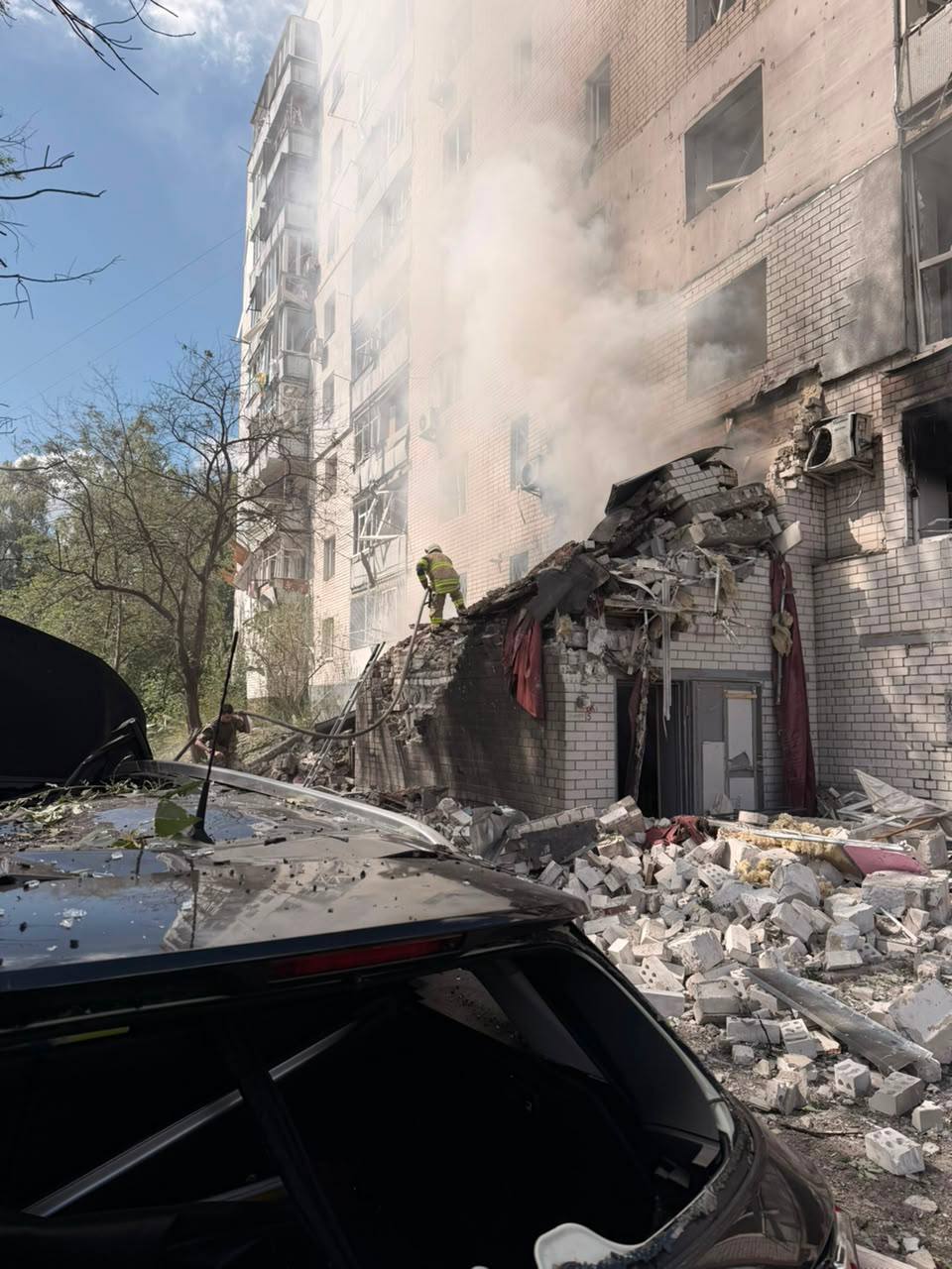 Реактивный дрон ударил по многоэтажке в центре Чернигова, много раненых