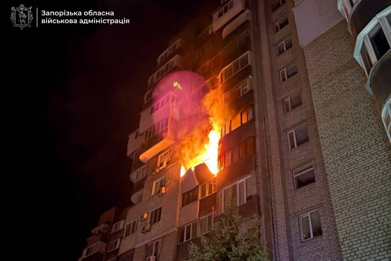 Окупанти атакували Запоріжжя, у багатоповерхівці спалахнула пожежа