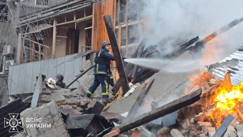 Russian ballistic missiles strike apartment building in Ukraine's Kharkiv - Photos from scene