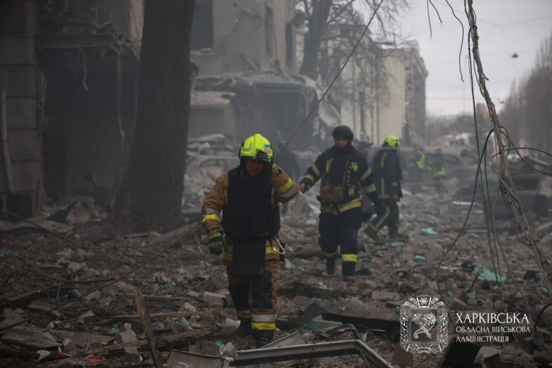 Russian ballistic missiles strike apartment building in Ukraine's Kharkiv - Photos from scene