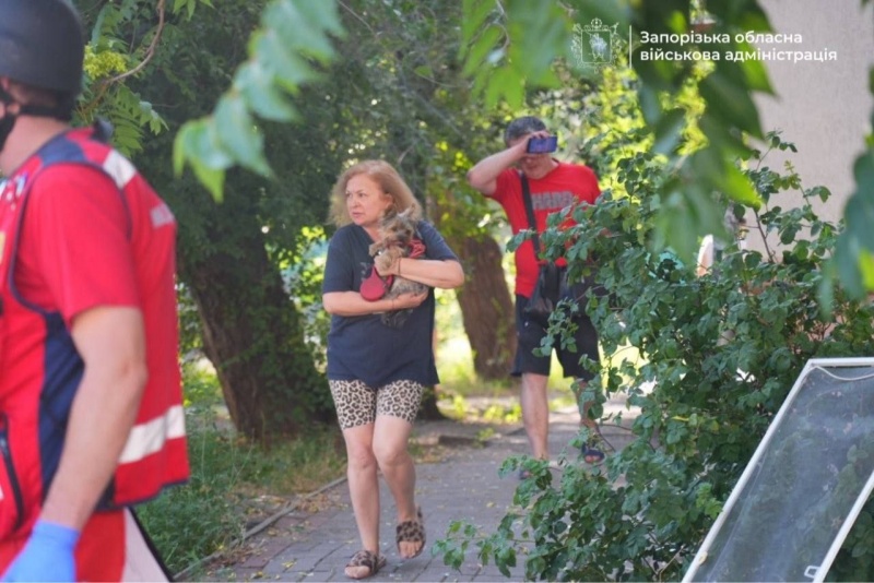 Russian bombs demolish two floors of building in Zaporizhzhia, deaths reported