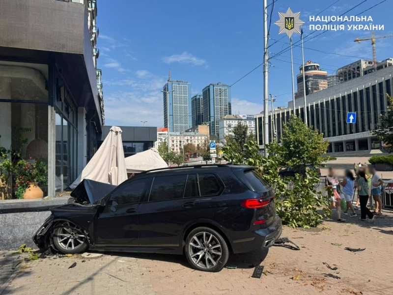 В центре Киева столкнулись два BMW: одна машина вылетела на летнюю террасу и перевернулась В центре Киева столкнулись два BMW: одна машина вылетела на летнюю террасу и перевернулась