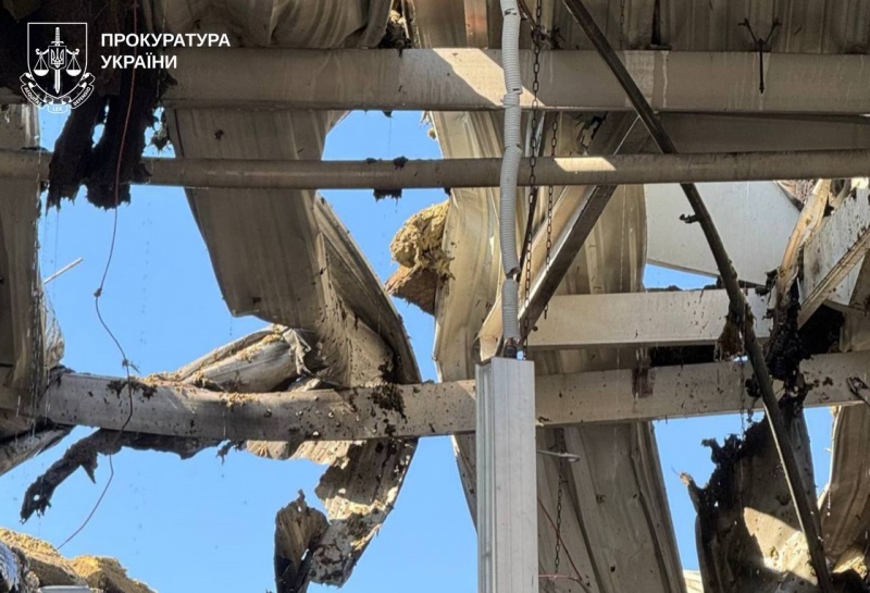 Russia strikes Epicentr hypermarket in Kharkiv, woman injured