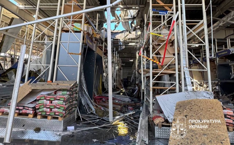 Russia strikes Epicentr hypermarket in Kharkiv, woman injured