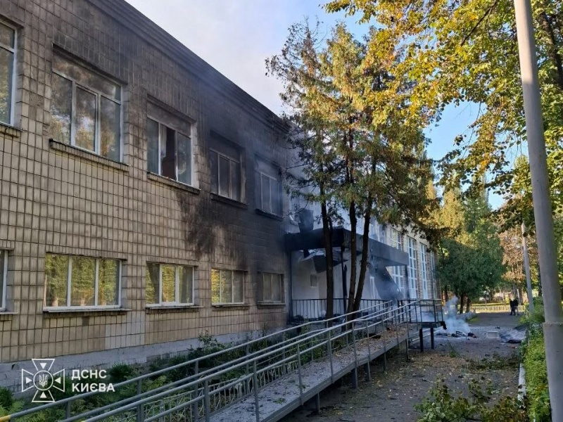 Russia strikes a school in Kyiv with a drone