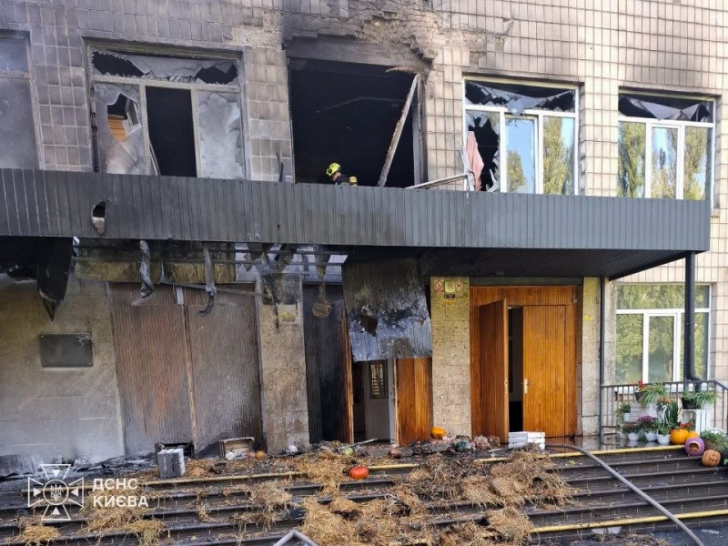 Russia strikes a school in Kyiv with a drone