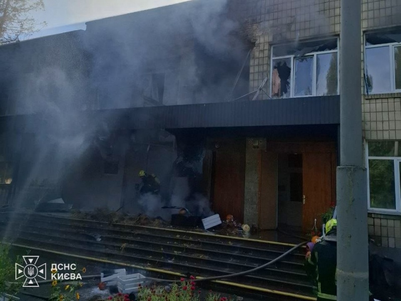 Russia strikes a school in Kyiv with a drone