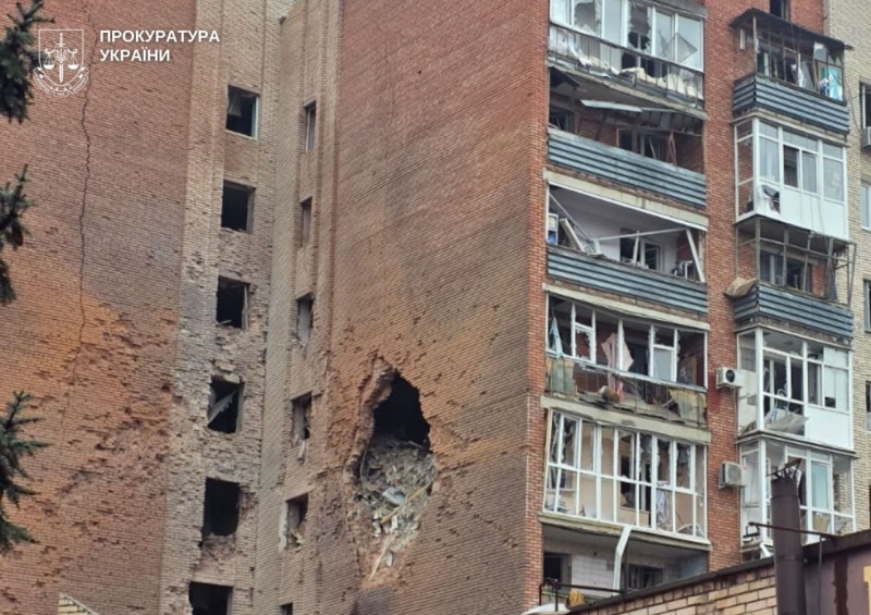 Injuries and destruction: Enemy hits residential building in Sloviansk