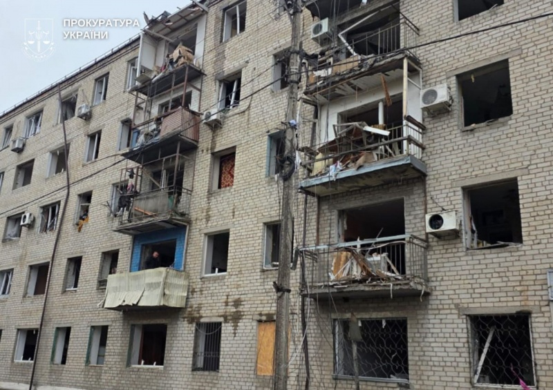 Injuries and destruction: Enemy hits residential building in Sloviansk