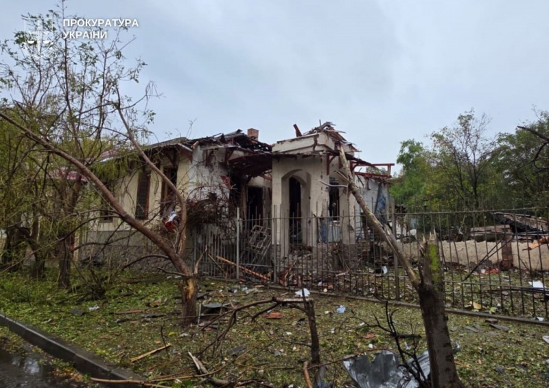 Injuries and destruction: Enemy hits residential building in Sloviansk