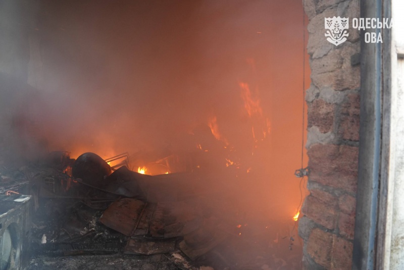 Russia attacks warehouses storing humanitarian aid in Odesa: Fire breaks out, footage