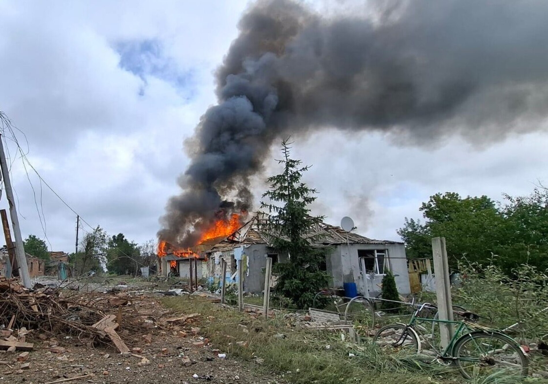 По селу під Харковом ударили КАБи: знищено десятки будинків, є жертва і люди під завалами