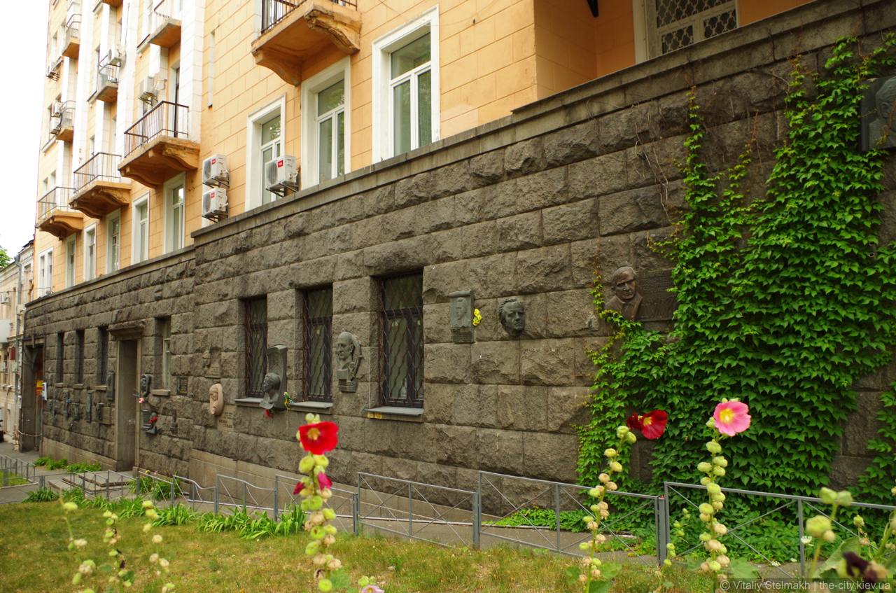 Які таємниці багато років приховує &quot;Роліт&quot; - будинок, який зберігає злочини СРСР