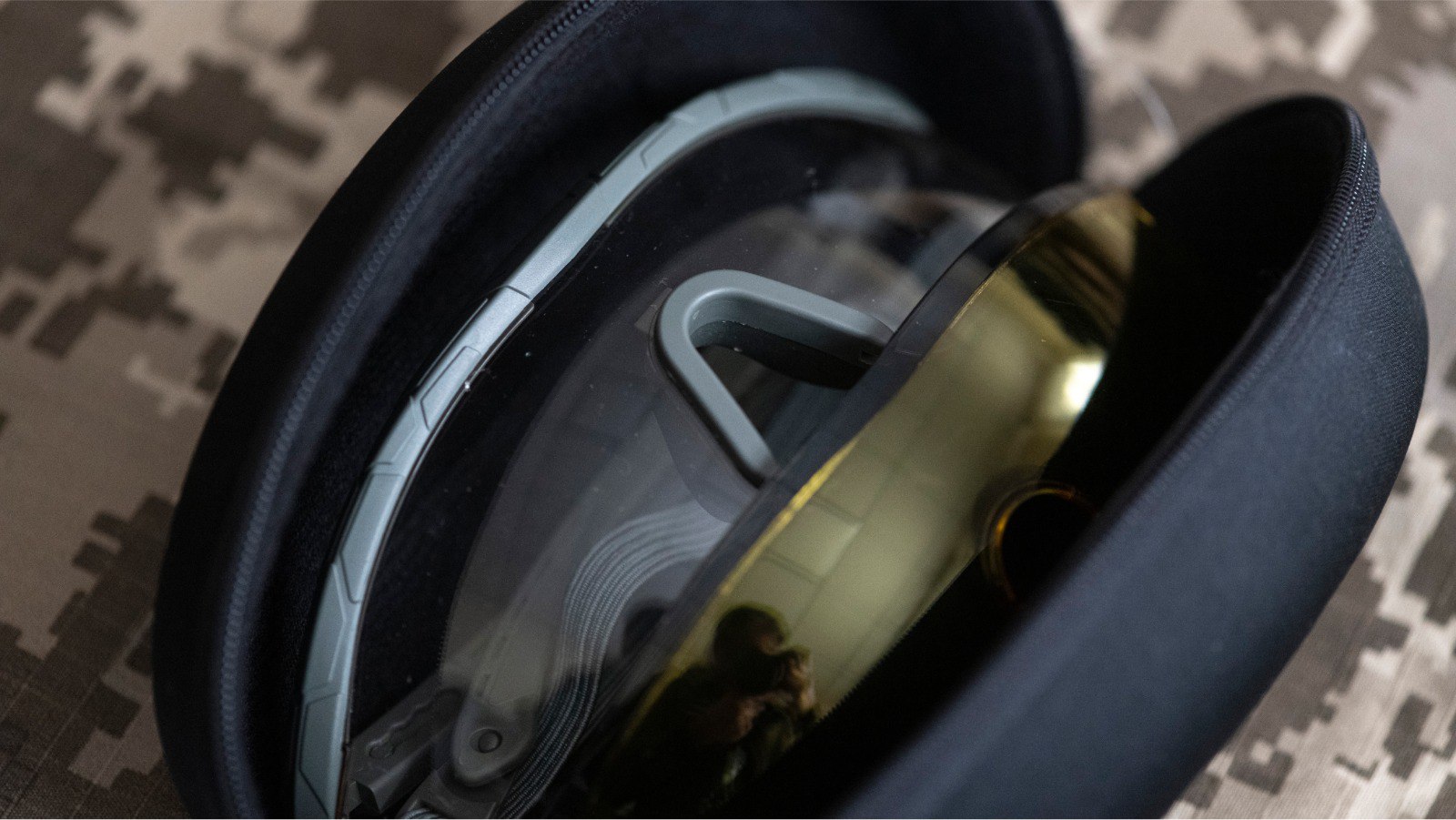 Бронежилети, шоломи та тактичні рукавички: що видають українським військовим