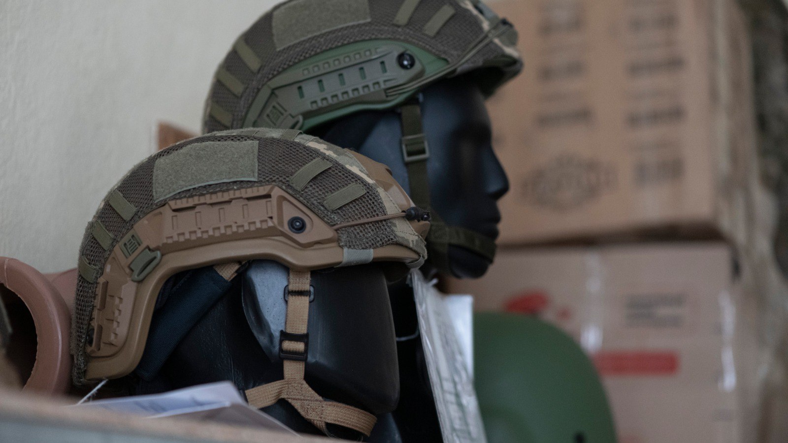 Бронежилети, шоломи та тактичні рукавички: що видають українським військовим