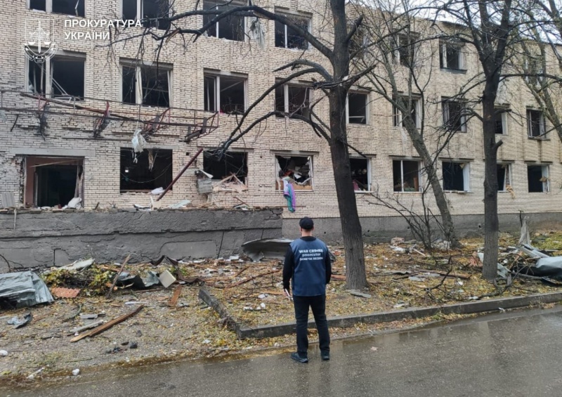 Injuries and destruction: Enemy hits residential building in Sloviansk