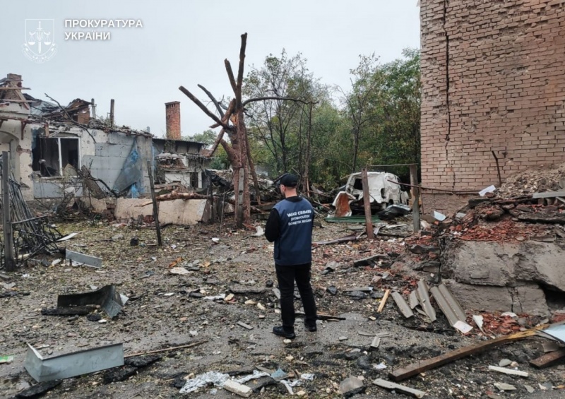 Injuries and destruction: Enemy hits residential building in Sloviansk