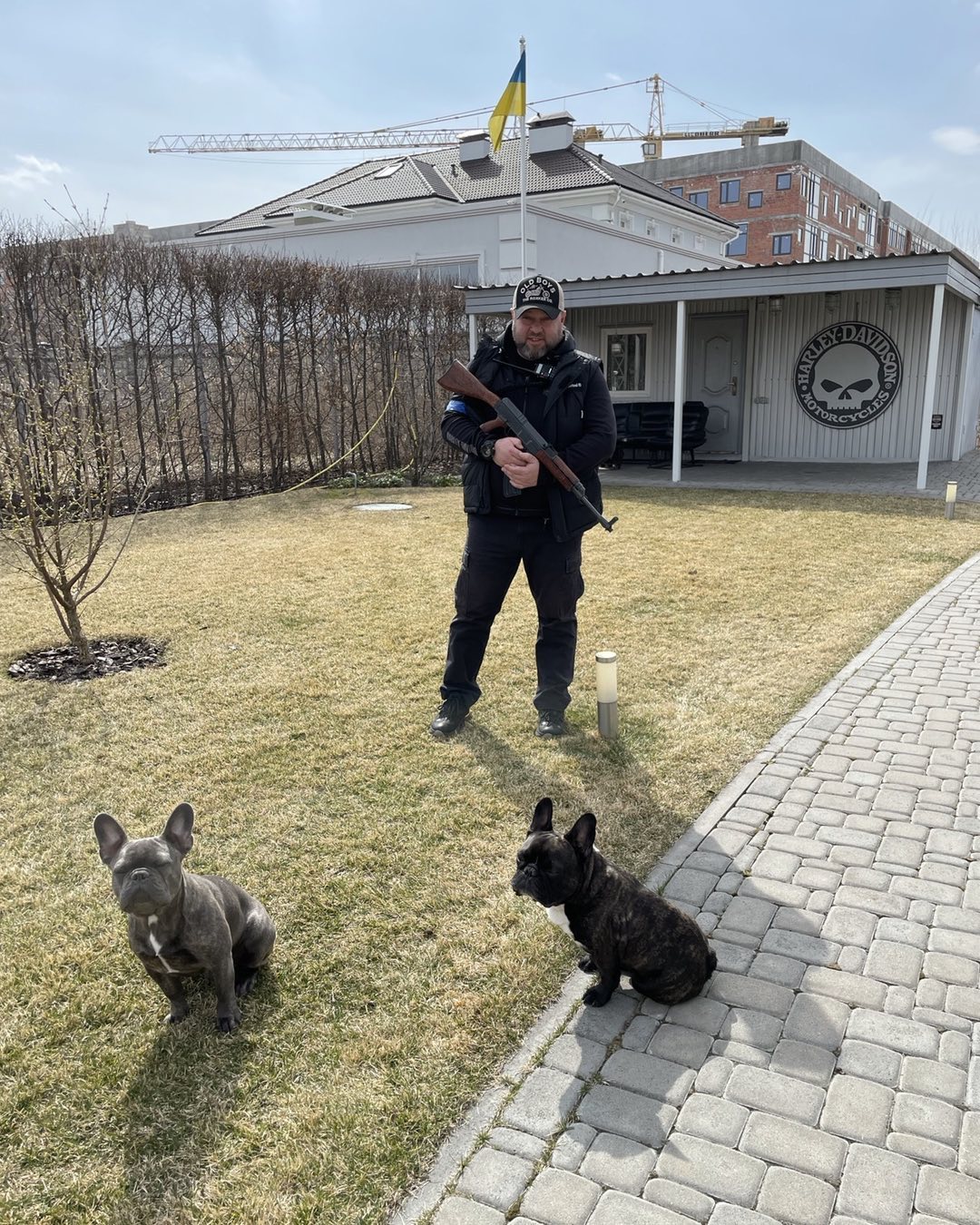 Зірки шоу-бізнесу, які захищають Україну зі зброєю в руках