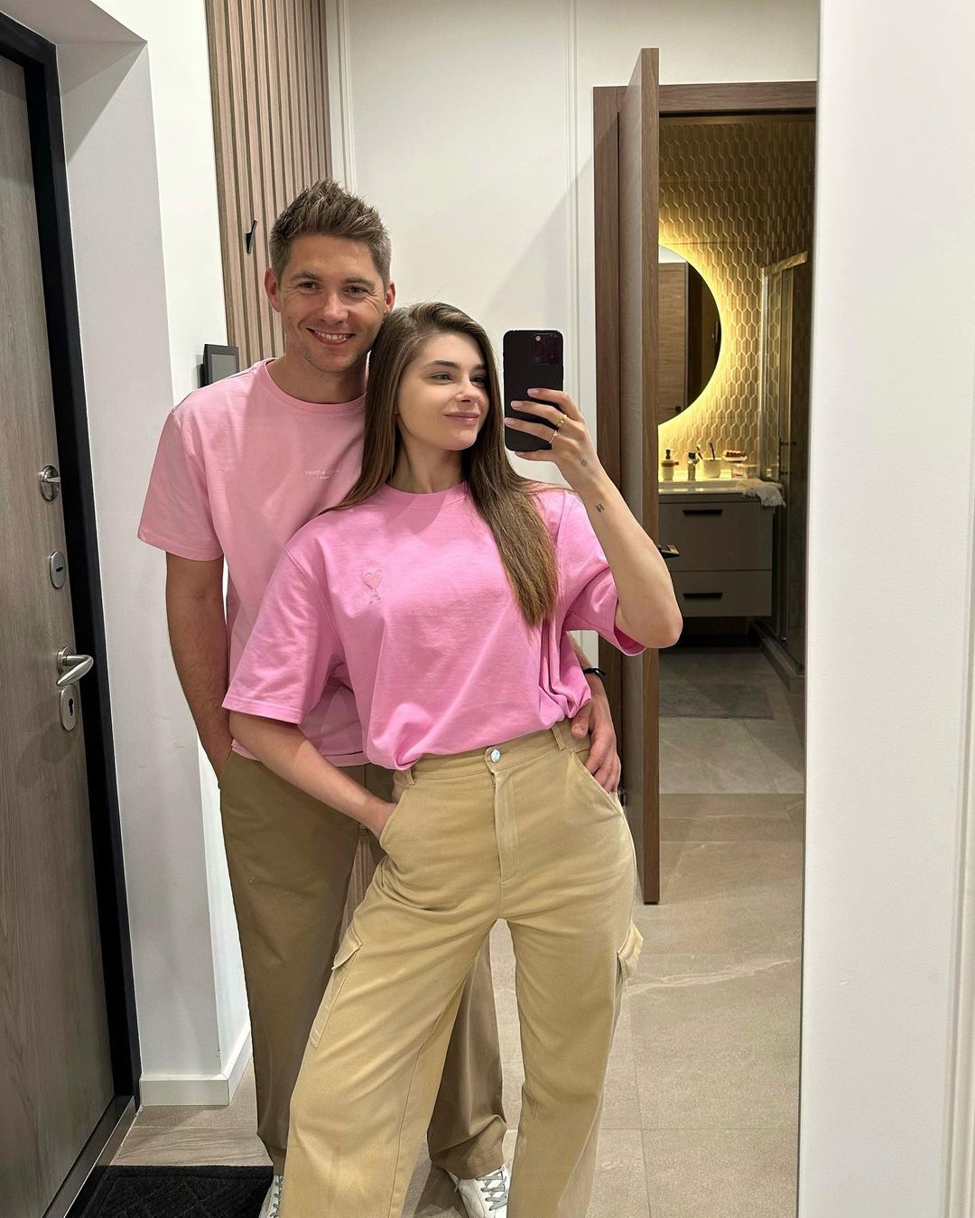 Заміж вже не вийде. Екс-дружина Остапчука роздарює весільні прикраси