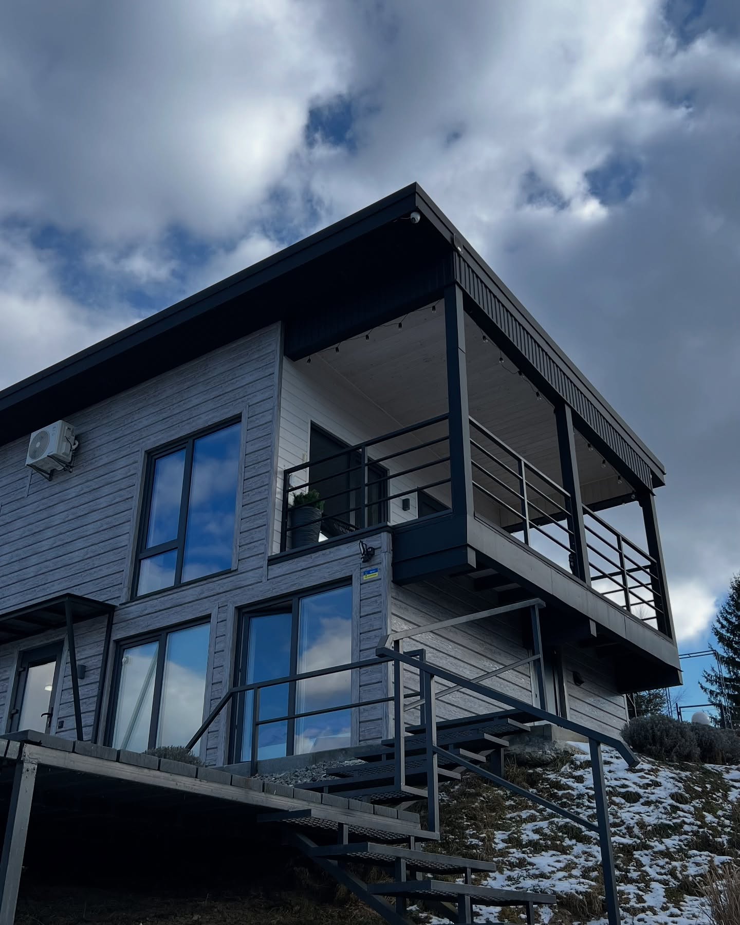 Весняні вихідні в Карпатах: топ будинків і котеджів, де можна відпочити на природі