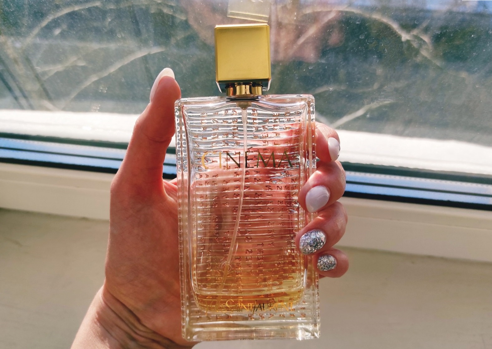 Яркие и шлейфовые. Самые комплиментарные духи 2024 года