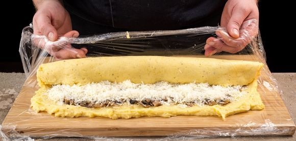 Легкий картопляний рулет з грибами на Новий Рік: готуємо на швидку руку