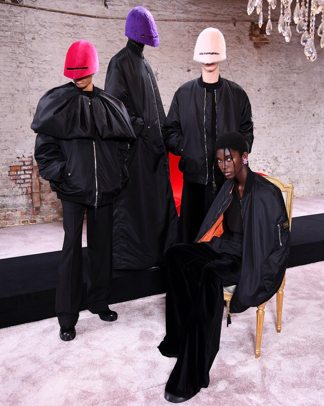 Платья с вырезами, бомберы и чулки: 5 микротрендов Недели моды в Лондоне осень-зима 2022