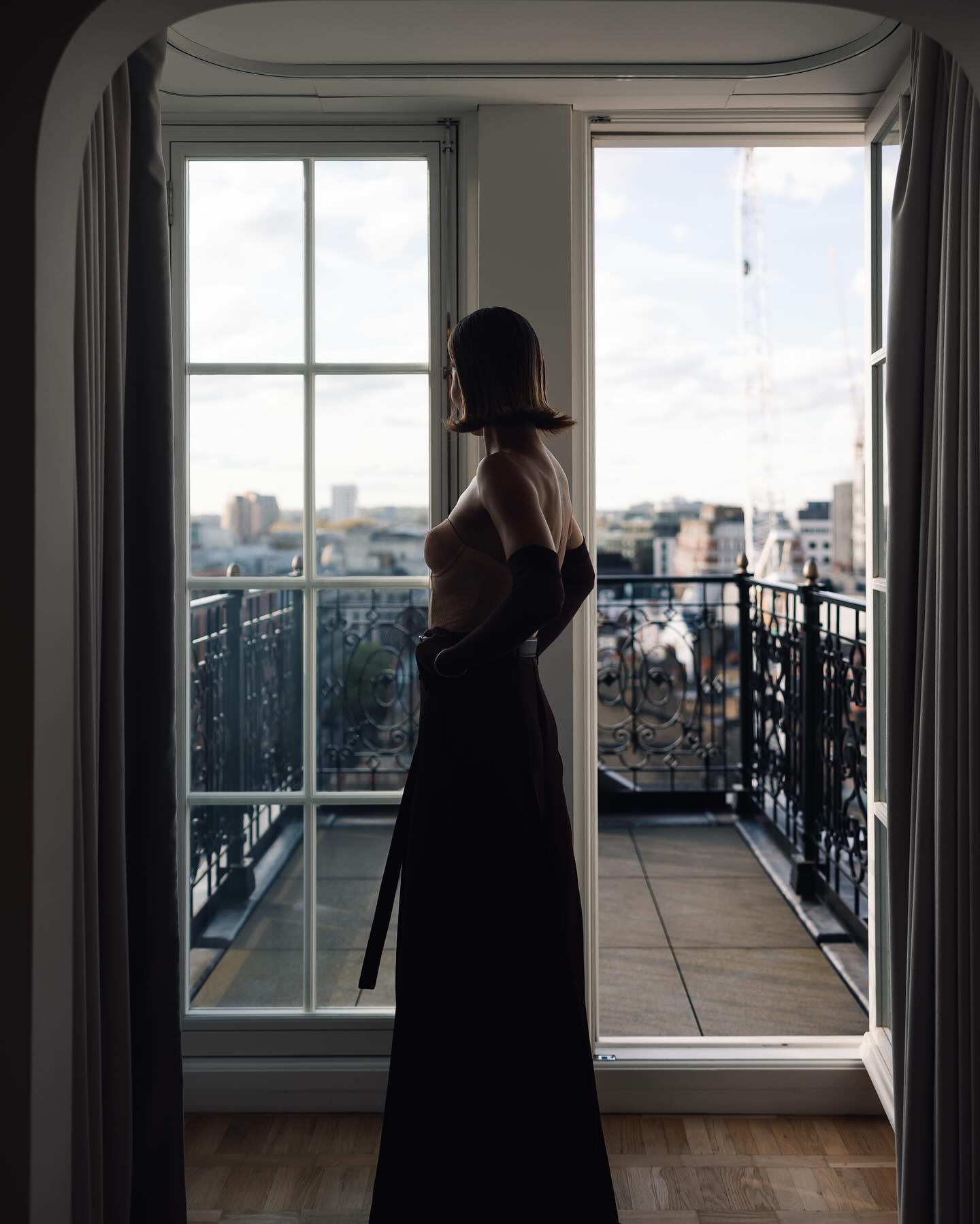 Ріта Ора цікаво &quot;обіграла&quot; класичний корсет та коричневі брюки в стилі Old money (фото)