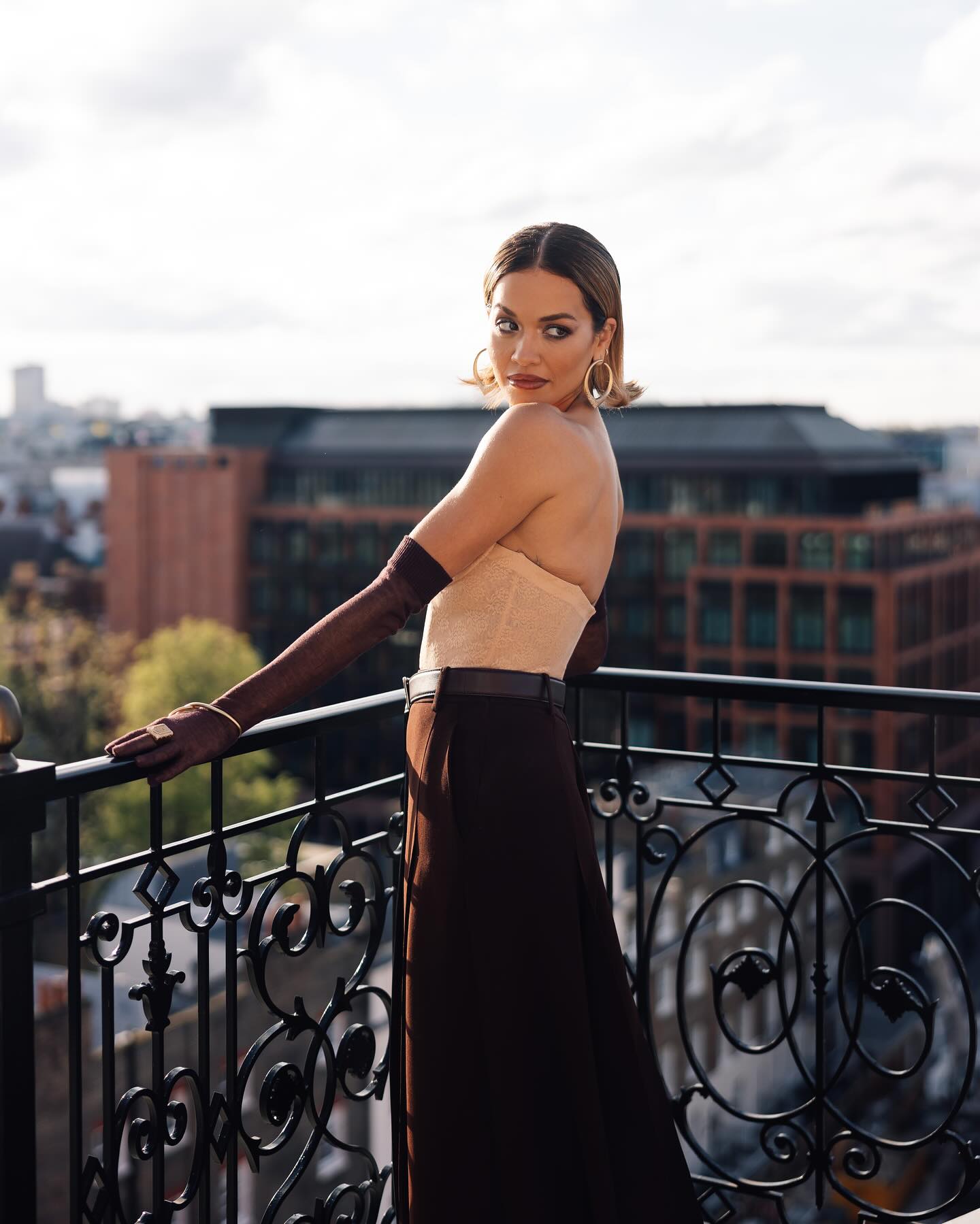 Ріта Ора цікаво &quot;обіграла&quot; класичний корсет та коричневі брюки в стилі Old money (фото)