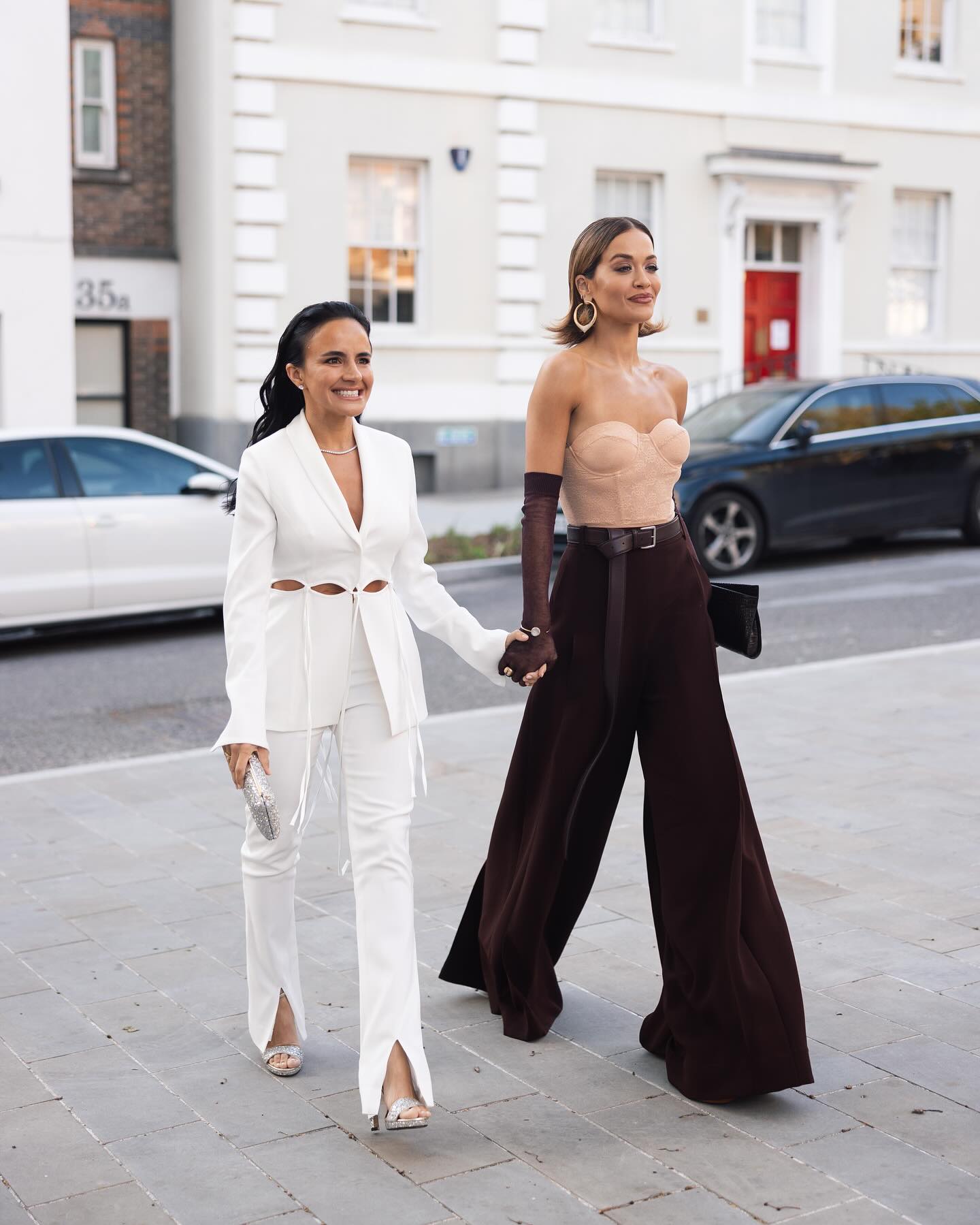 Ріта Ора цікаво &quot;обіграла&quot; класичний корсет та коричневі брюки в стилі Old money (фото)