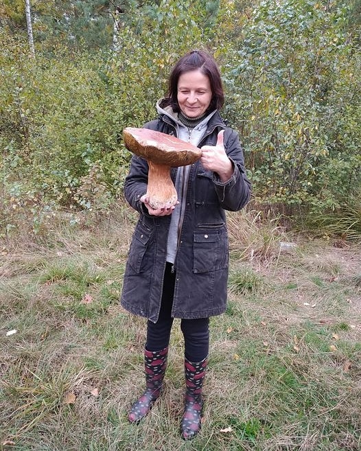 Українка знайшла гриба-рекордсмена: вага трофею майже два кілограми (фото)