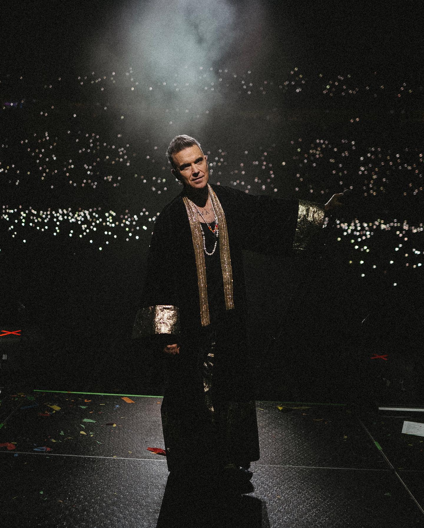 Поклонница популярного британского певца после его концерта впала в кому: что произошло