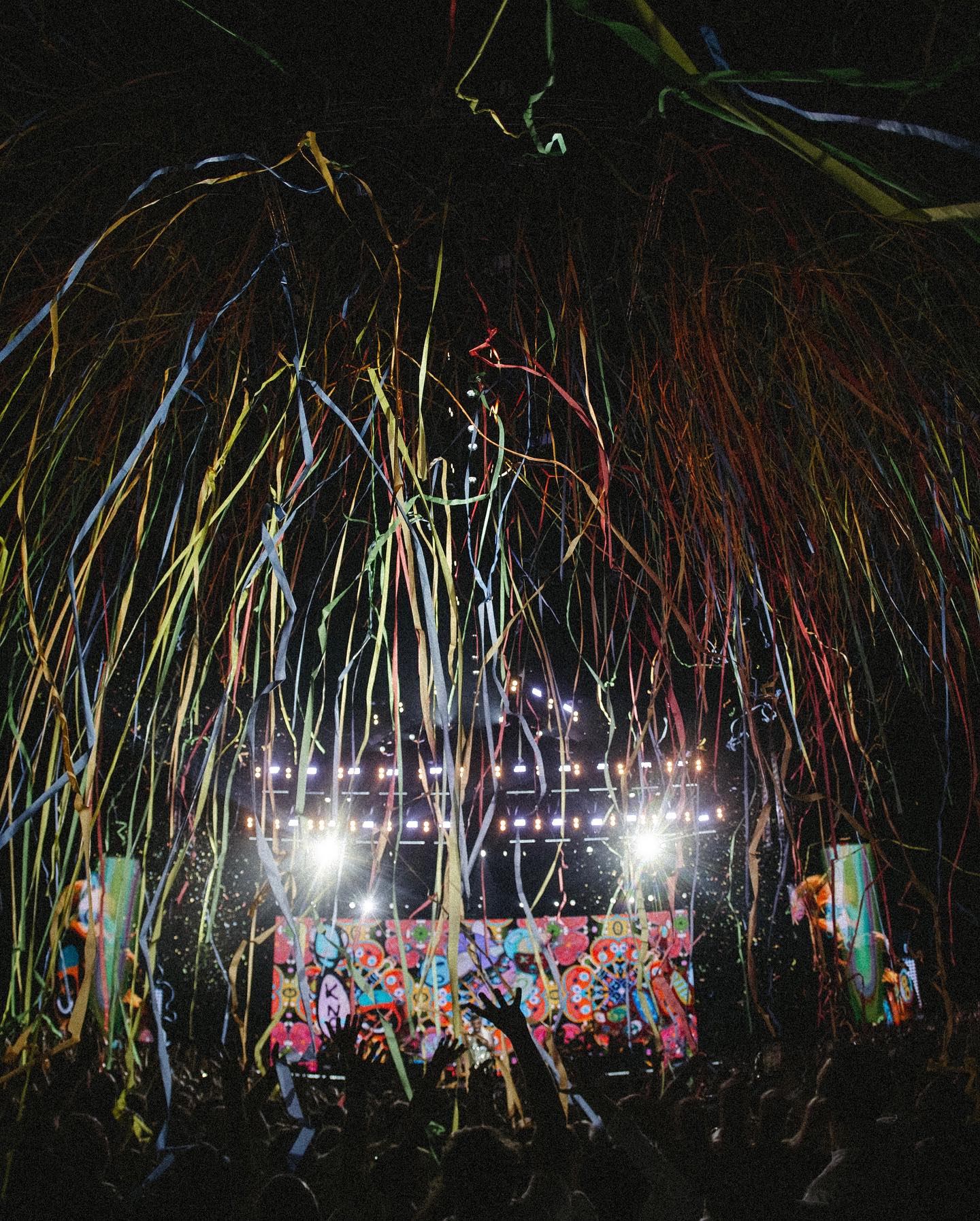 Прихильниця популярного британського співака після його концерту впала у кому: що сталось